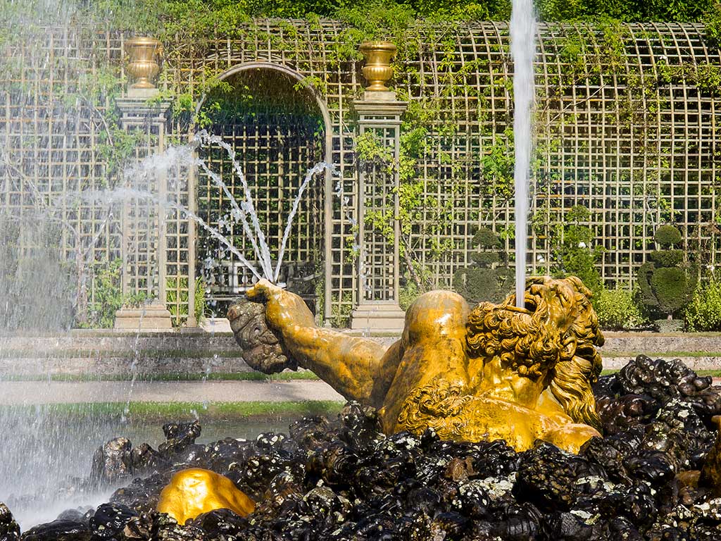 Très Belles photos du Château des Jardins et du Parc de Versailles, bosquet du théâtre d'eau. Le Bassin ovale des enfants dorés de Jules Hardouin Mansart. Bassin d’Apollon. Bassin de Latone. Bassin de Neptune. Grand Petit Canal. Grande perspective. Bosquet de l’Arc de Triomphe. Orangerie. Pièce d’eau des Suisses.