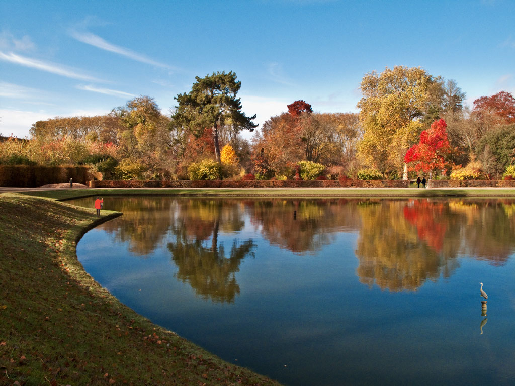 L'automne sur le Bassin du Miroir dans le Parc du Chateau de Versailles