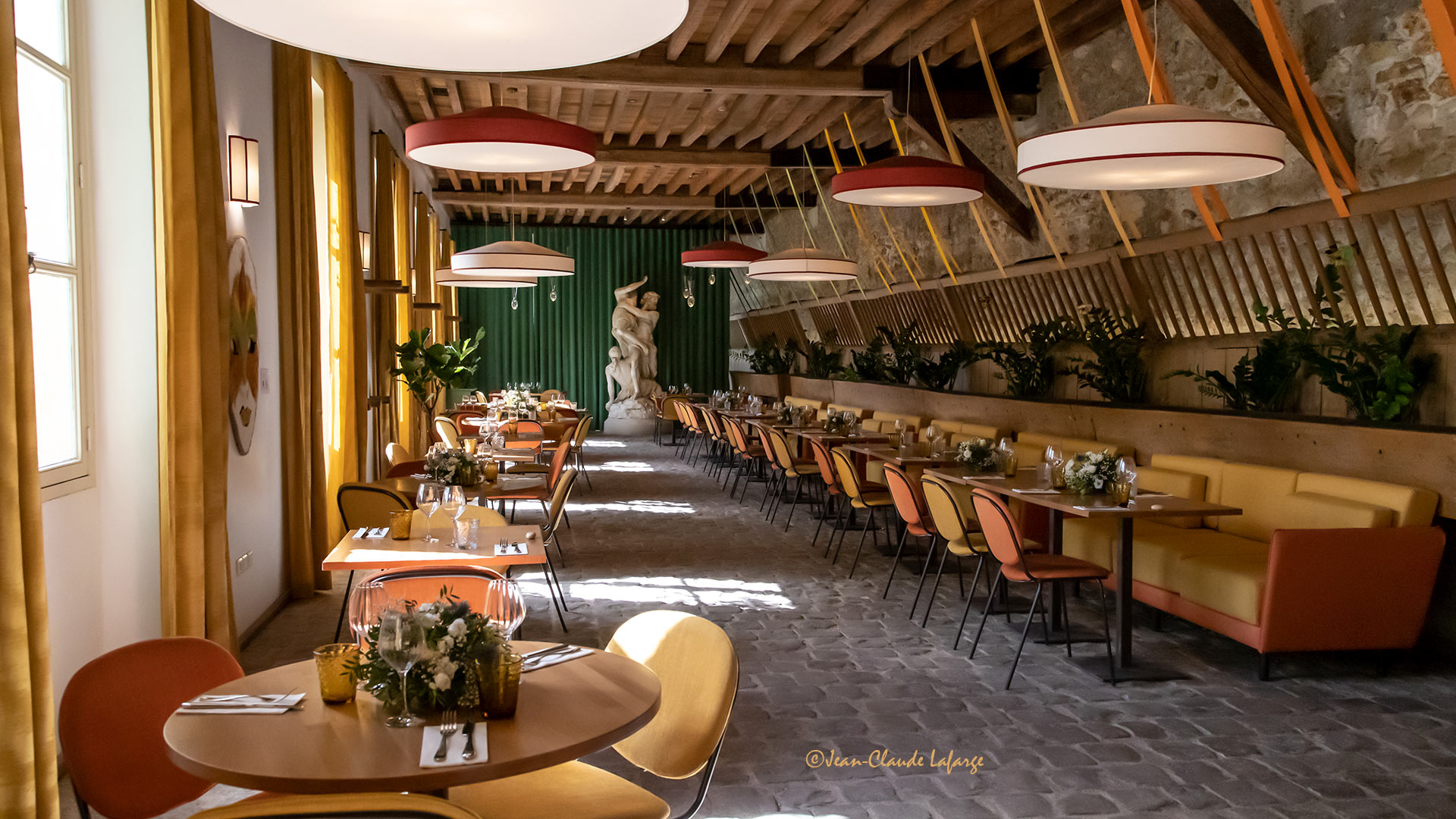 Restaurant "La Petite Venise" dans le Parc du Château de Versailles dans un décor en partie d'époque.