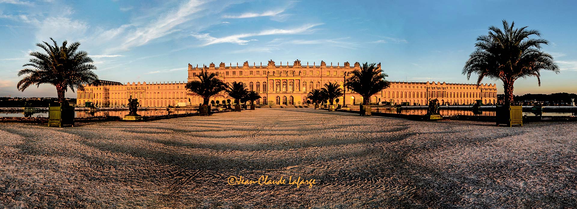 Les Jardins et le Château de Versailles côté esplanade à l'heure dorée. 