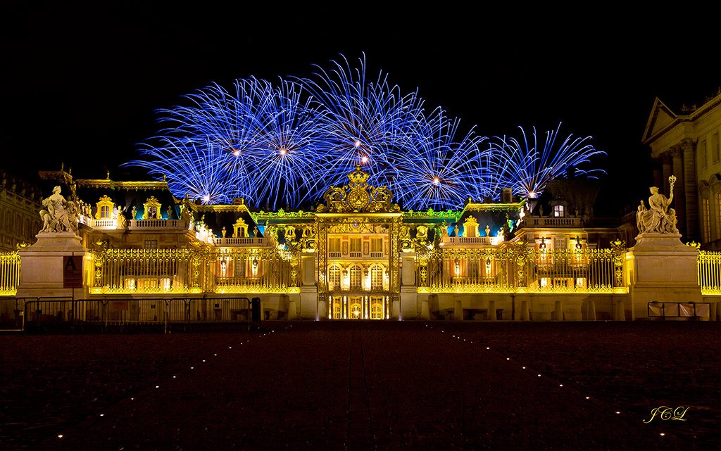 Belles photos du Chateau de Versailles et de son Parc avec son feu d'artifice et ses Grandes Eaux nocturnes.