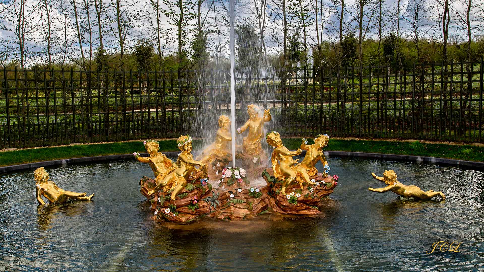 Le Bassin des Enfants Dorés est situé en lisière du bosquet du Théâtre d’eau dans le Petit Parc Nord du Château de Versailles.