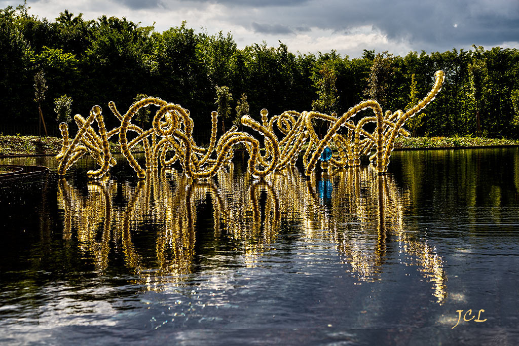 Très Belles photos du Château et du Parc de Versailles, bosquet du théâtre d'eau. Le Bassin ovale des enfants dorés de Jules Hardoin Mansart.