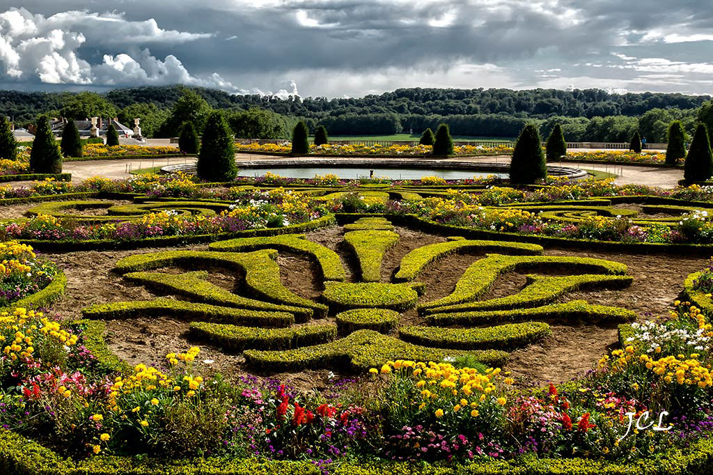 Très Belles photos du Château des Jardins et du Parc de Versailles, bosquet du théâtre d'eau. Le Bassin ovale des enfants dorés de Jules Hardouin Mansart. Bassin d’Apollon. Bassin de Latone. Bassin de Neptune. Grand Petit Canal. Grande perspective. Bosquet de l’Arc de Triomphe. Orangerie. Pièce d’eau des Suisses.