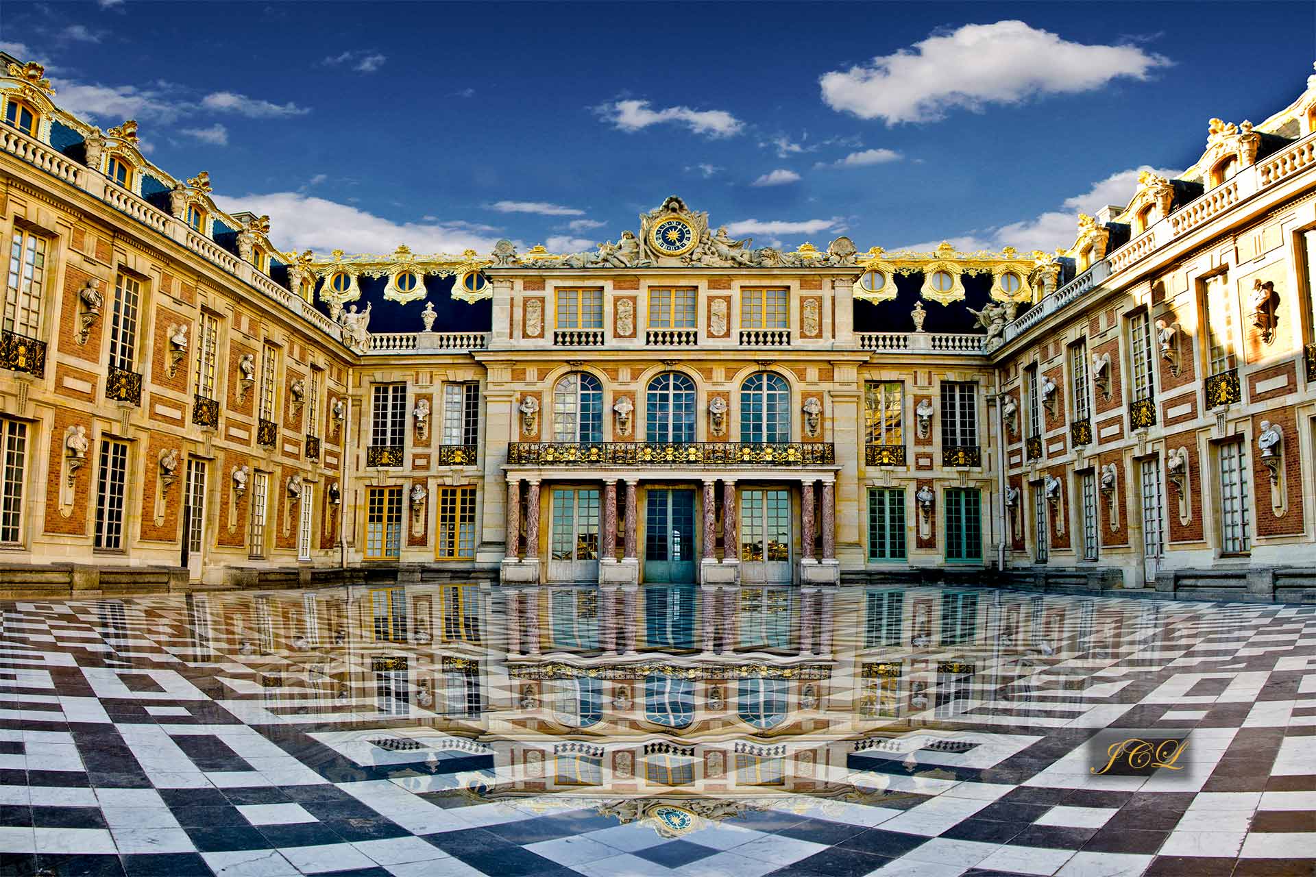 La Cour de marbre du Château de Versailles, France.