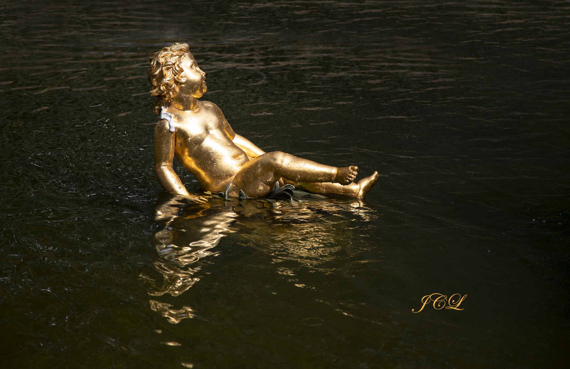 Enfant Doré situé dans un Bassin en lisière du bosquet du Théâtre d’eau dans le Petit Parc Nord du Château de Versailles. C'est un chef-d'œuvre créé en 1704 par Jules Hardouin-Mansart.