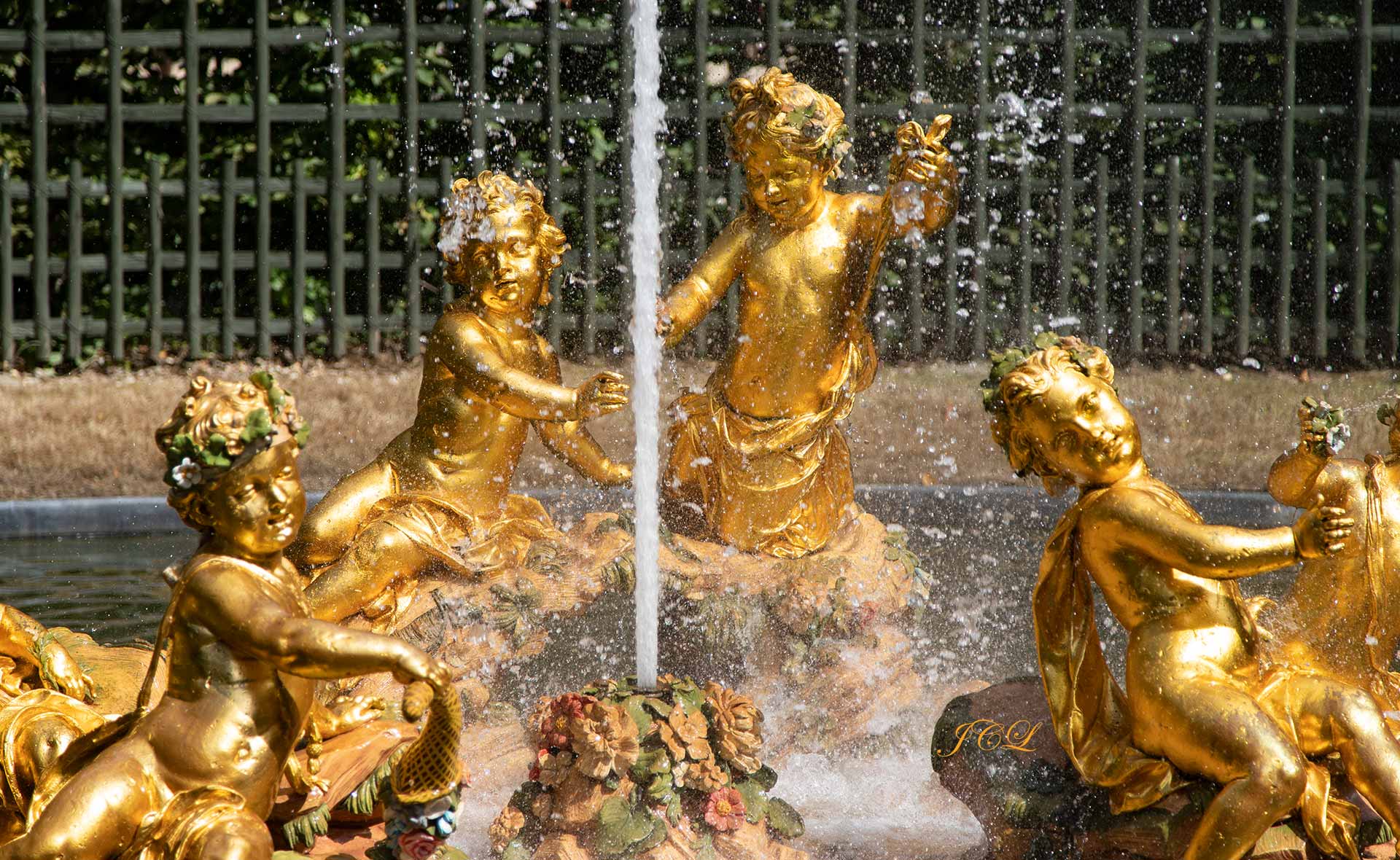 Le Bassin des Enfants Dorés est situé en lisière du bosquet du Théâtre d’eau dans le Petit Parc Nord du Château de Versailles.