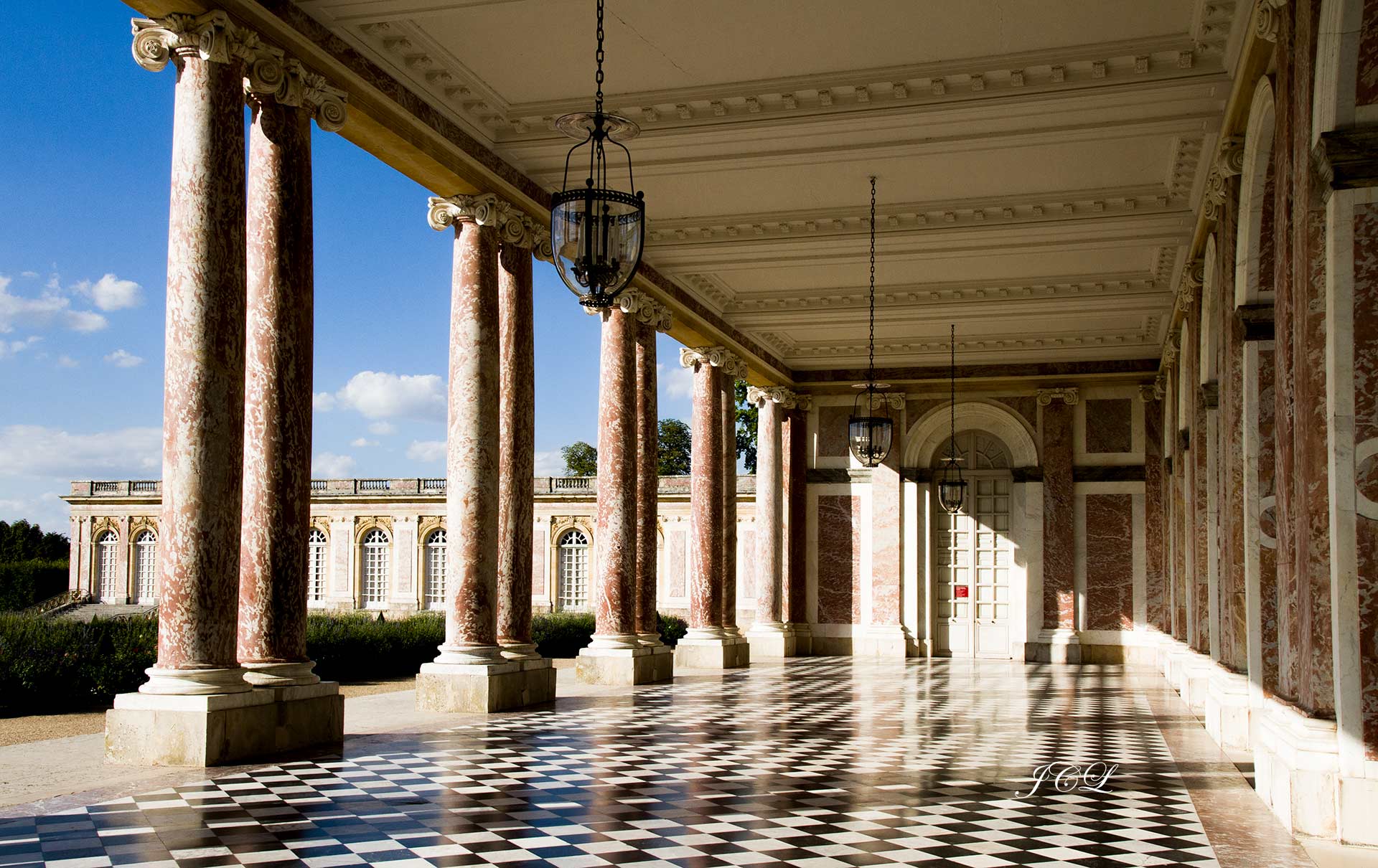 Loggia reliant les batiments du nord et du midi du grand triannon du Chateau de Versailles.