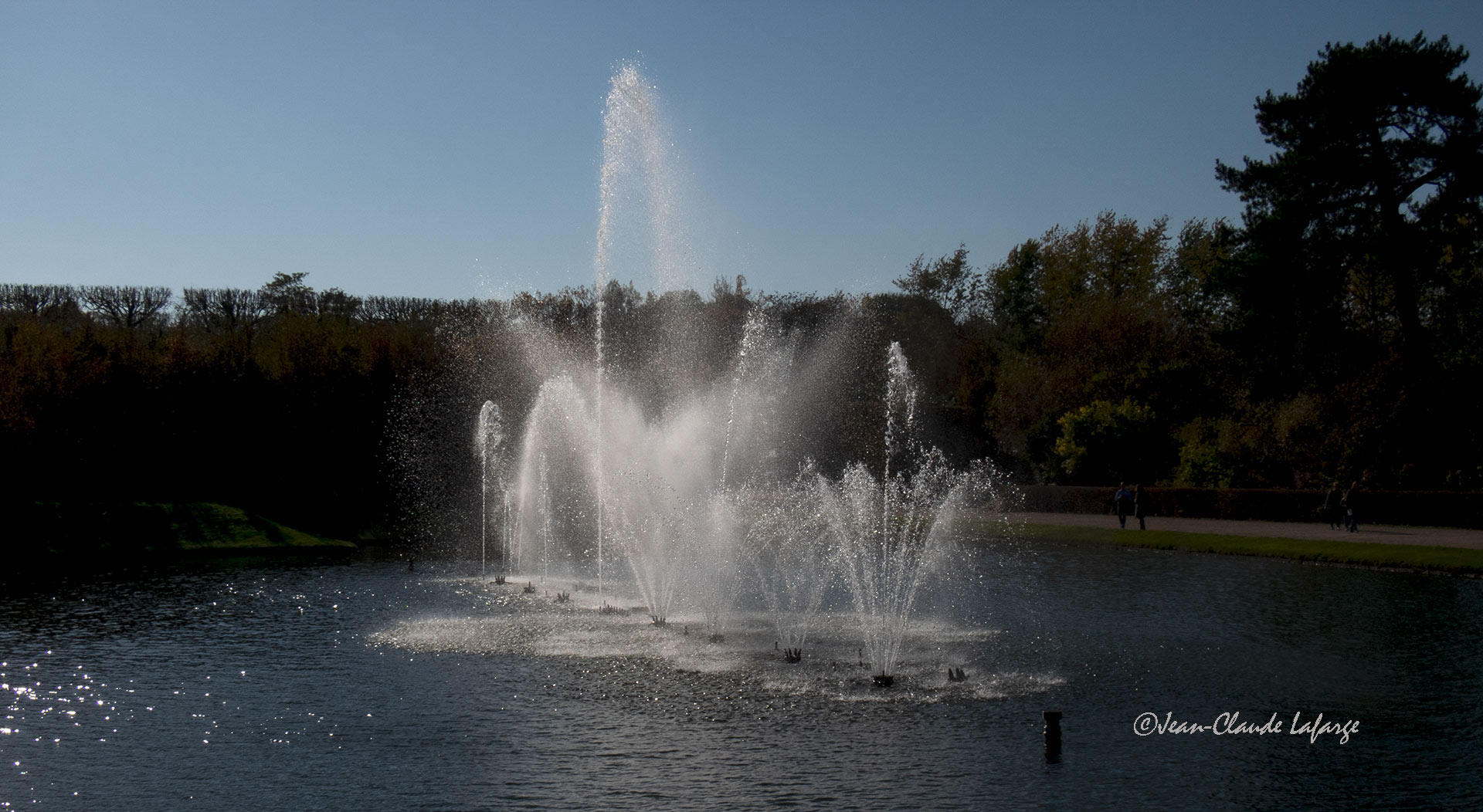 Jets d'Eau sur le Bassin du Miroir dans les Bosquets du Château de Versailles.