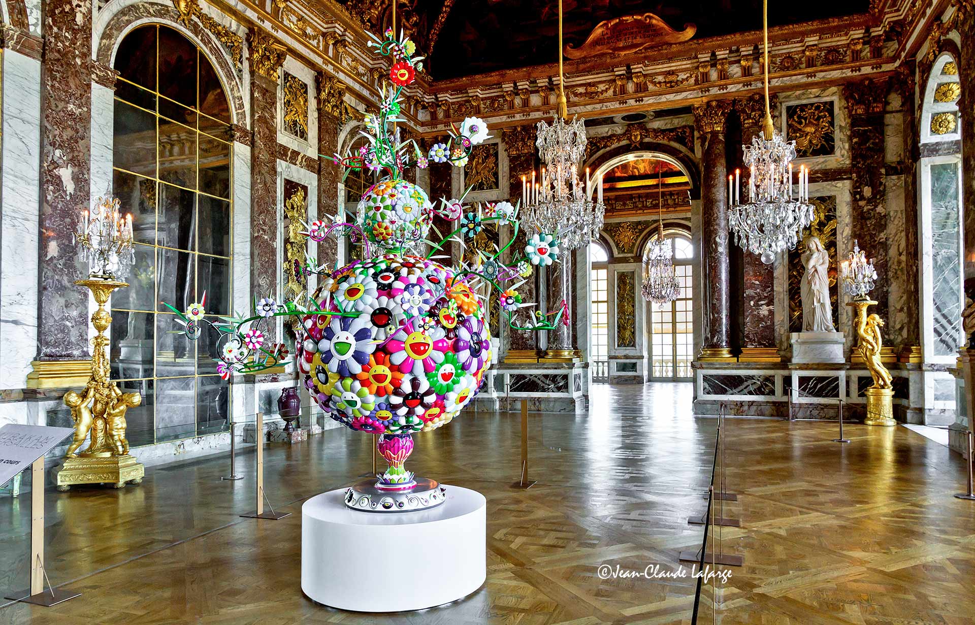 Manga de Takashi Murakami dans la Galerie des glaces du Château de Versailles. Flower Matango. 