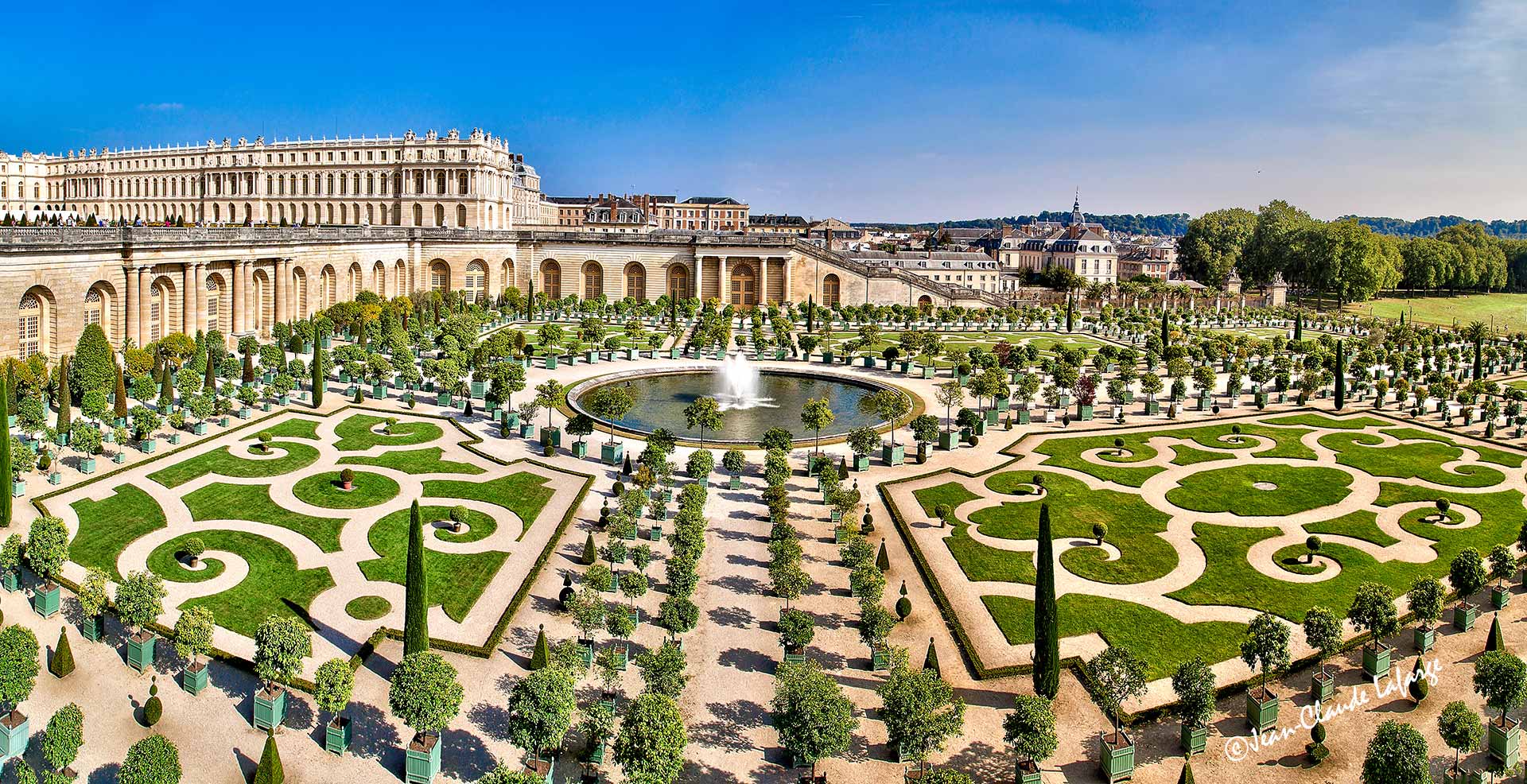 Très Belles photos du Château des Jardins et du Parc de Versailles, bosquet du théâtre d'eau. Le Bassin ovale des enfants dorés de Jules Hardouin Mansart. Bassin d’Apollon. Bassin de Latone. Bassin de Neptune. Grand Petit Canal. Grande perspective. Bosquet de l’Arc de Triomphe. Orangerie. Pièce d’eau des Suisses.