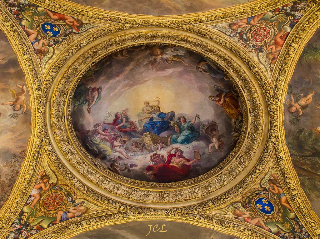 Peintures du plafond de la Galerie des Glaces de Versailles de Charles Le Brun. 