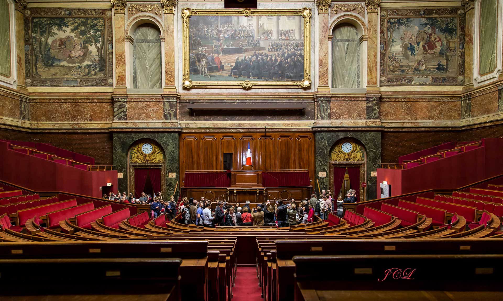 La salle du Congrès du Château de Versailles accueille les députés et les sénateurs réunis en Congrès pour adopter les révisions constitutionnelles ou pour assister aux allocutions du Président de la République.