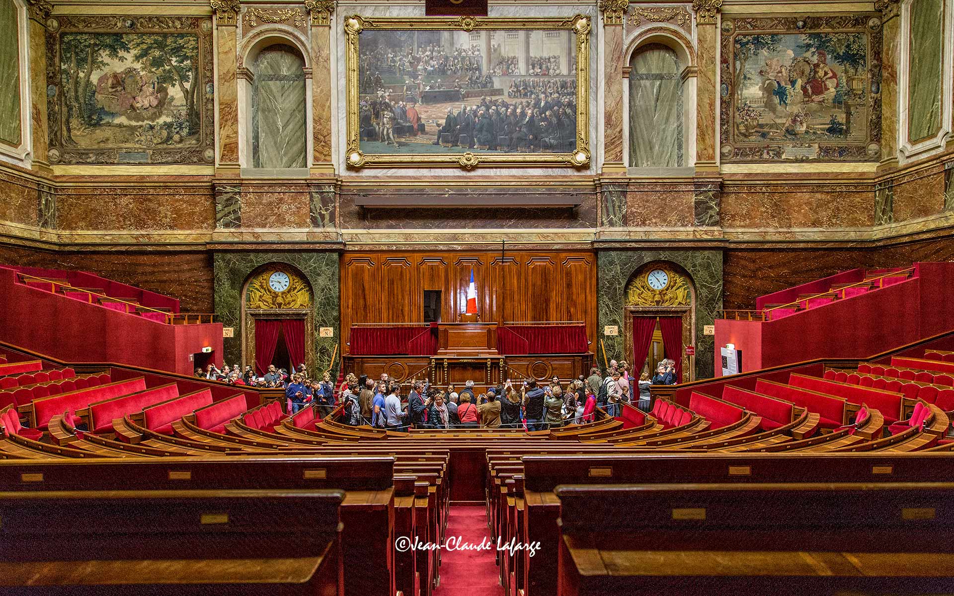 La salle du Congrès du Château de Versailles accueille les députés et les sénateurs réunis en Congrès pour adopter les révisions constitutionnelles ou pour assister aux allocutions du Président de la République.