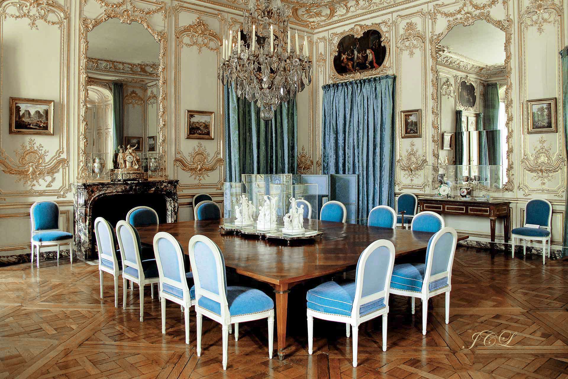 Chateau de Versailles. Salle à manger de Louis XV pour ses soupers après la chasse. Louis XVI et Marie Antoinette.