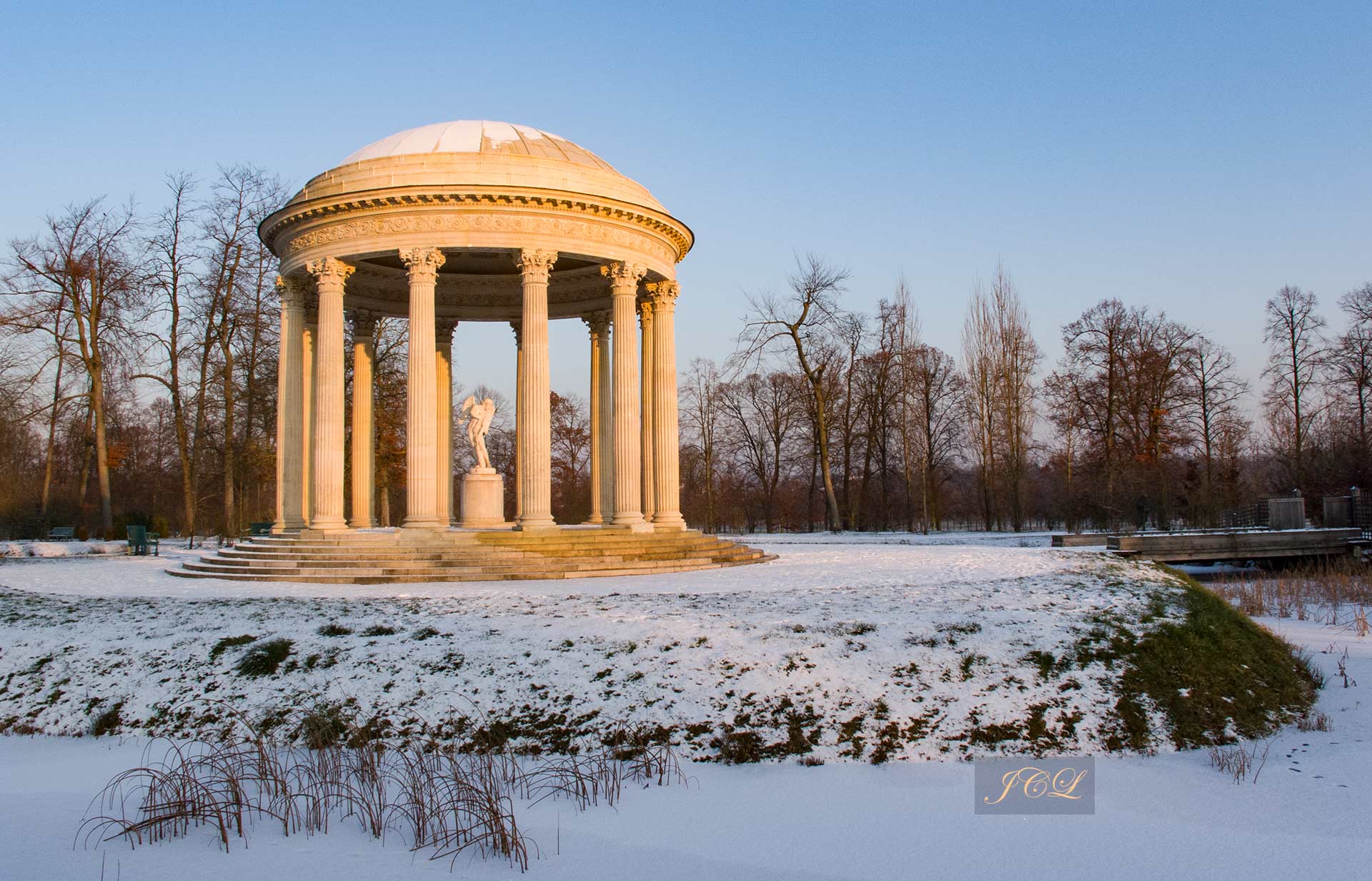 Le temple de l'amour dans le Jardin anglais du Petit Trianon dans le Château de Versailles au soleil couchant.