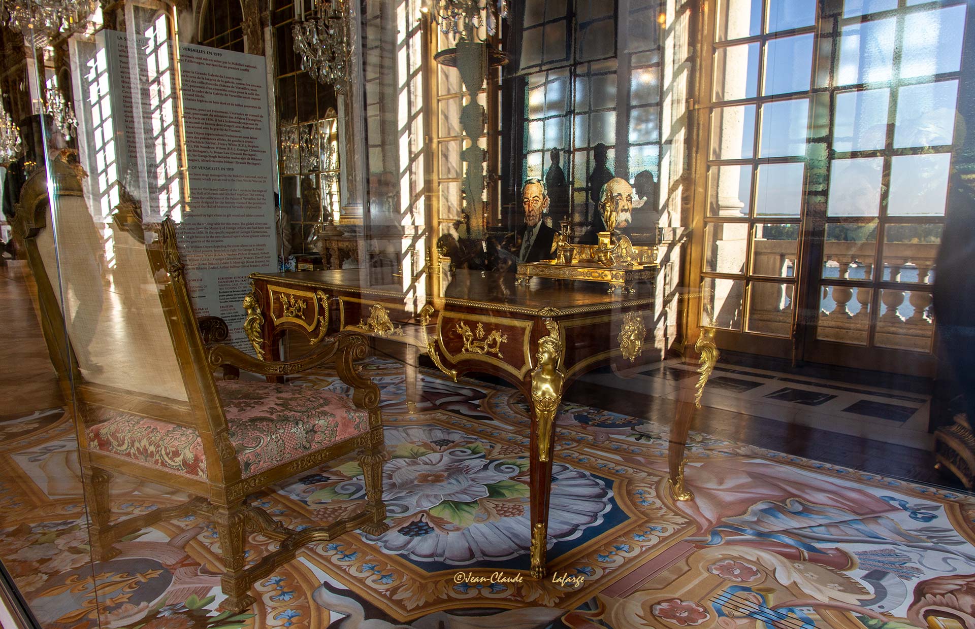C'est ici même dans la Galerie des Glaces du Château de Versailles et sur ce bureau que fut signé le traité de Versailles le 28 juin 1919.