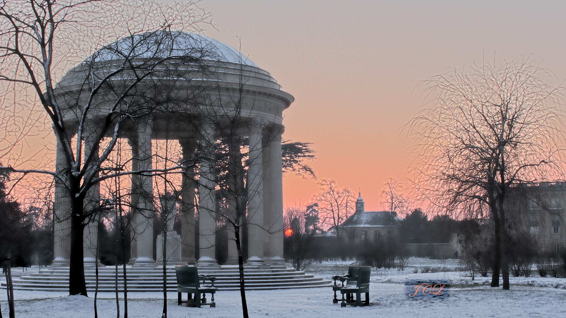 Le temple de l'amour dans le jardin du petit trianon dans le chateau de Versailles à la tombée de la nuit.