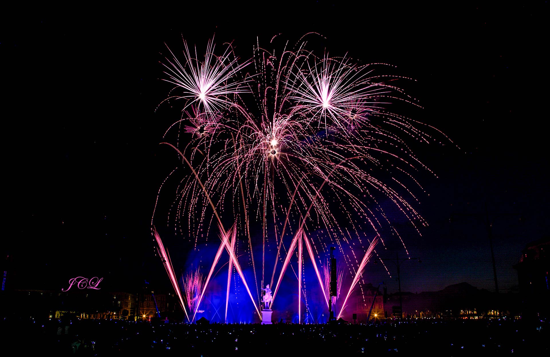 Feu d'artifice de la ville de Versailles tiré de la place d'Armes devant le Chateau au pied de la statue equestre de Louis XIV.