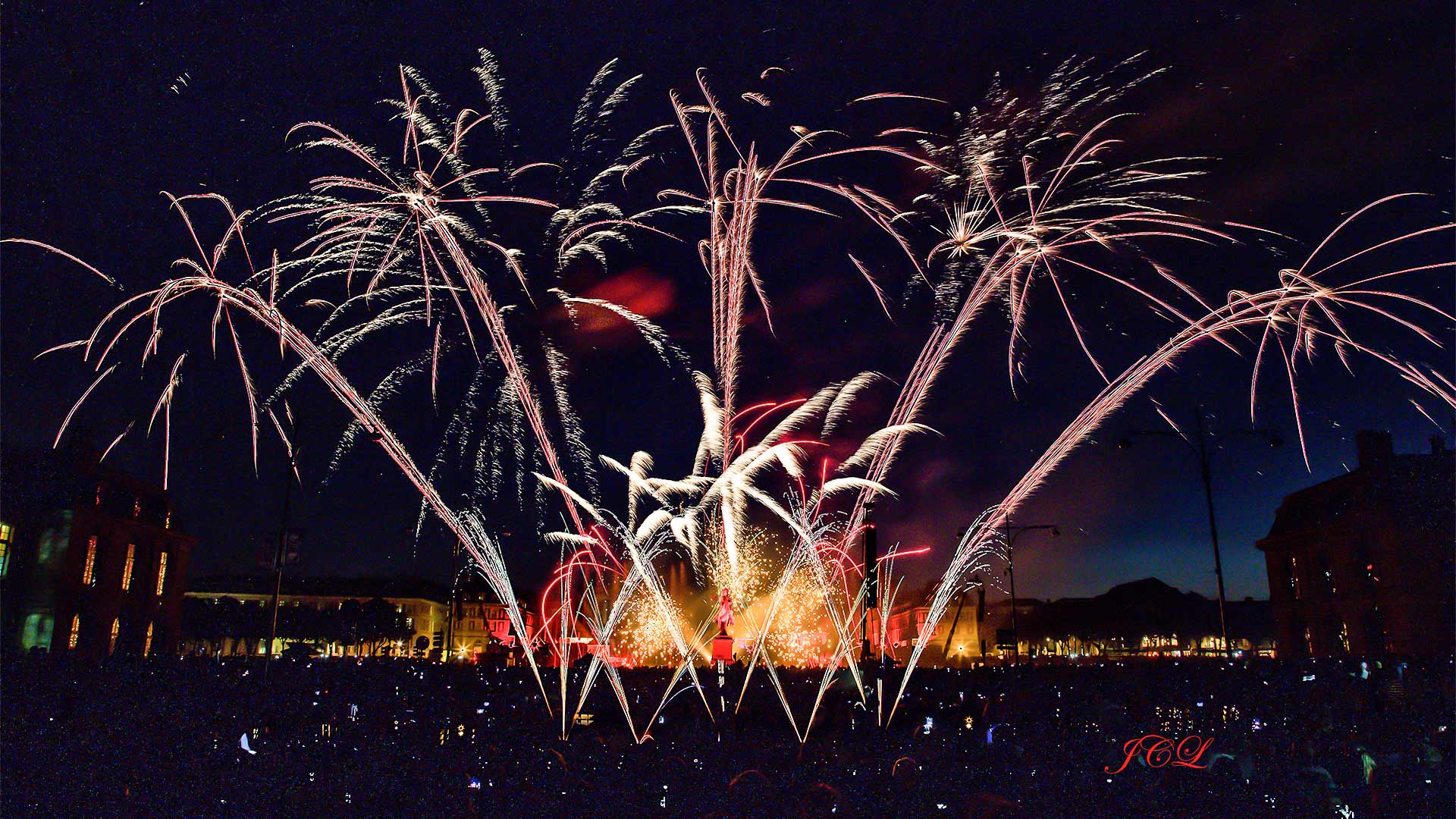 Feu d'artifice de la ville de Versailles tiré de la place d'Armes devant le Chateau au pied de la statue equestre de Louis XIV.