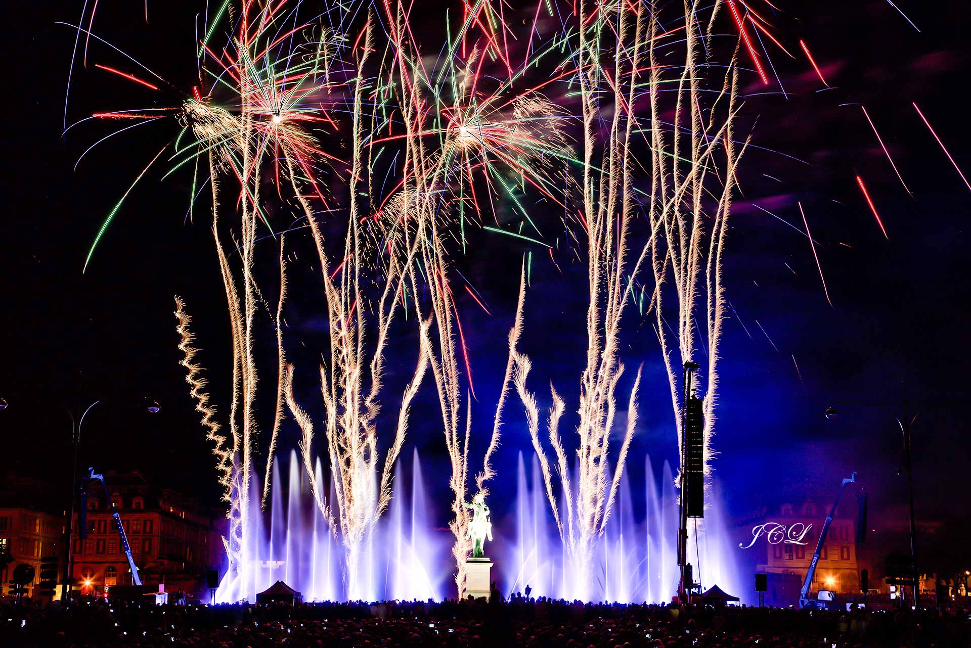 Feu d'artifice de la ville de Versailles tiré de la place d'Armes devant le Chateau au pied de la statue equestre de Louis XIV.