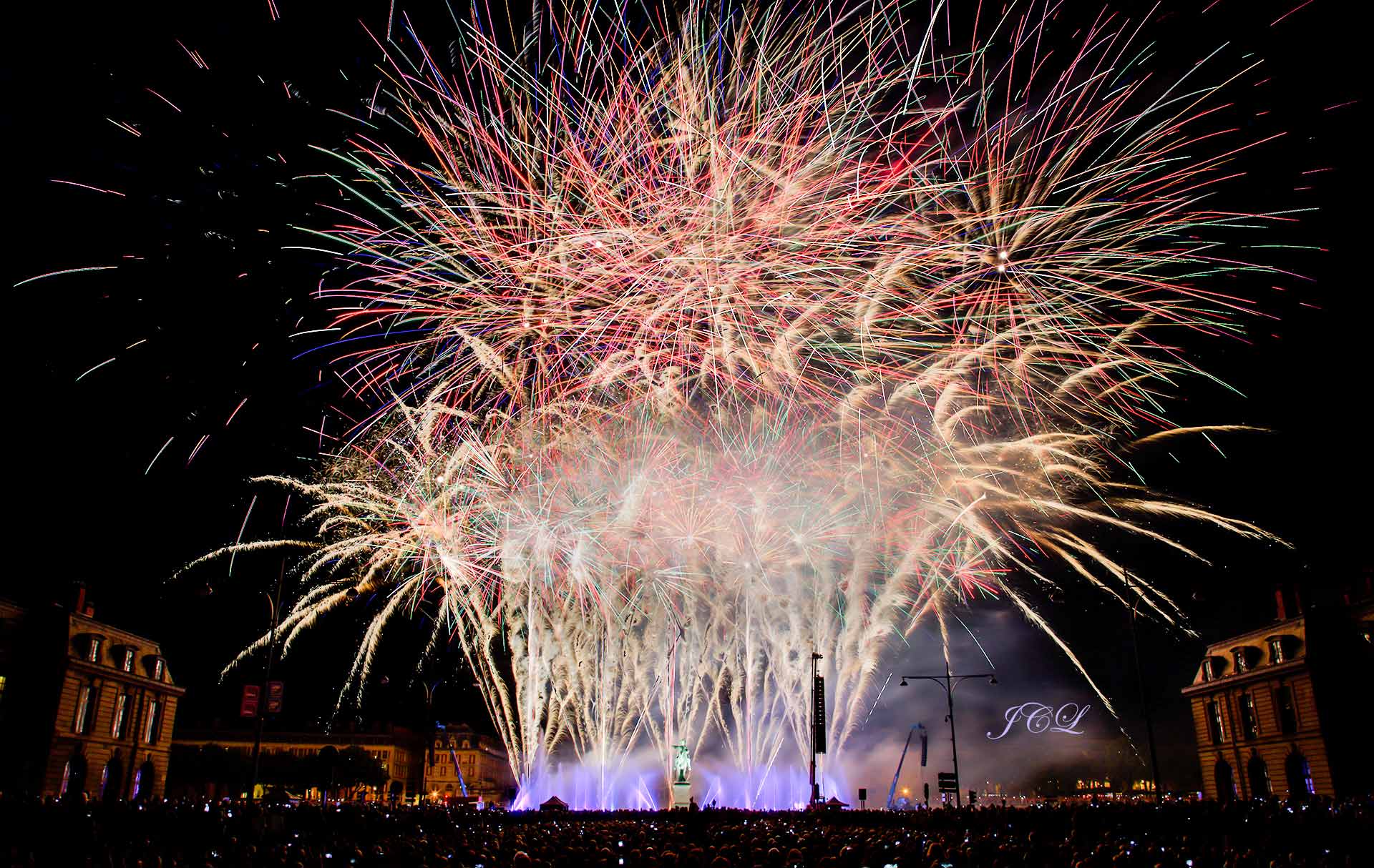 Feu d'artifice de la ville de Versailles tiré de la place d'Armes devant le Chateau au pied de la statue equestre de Louis XIV.