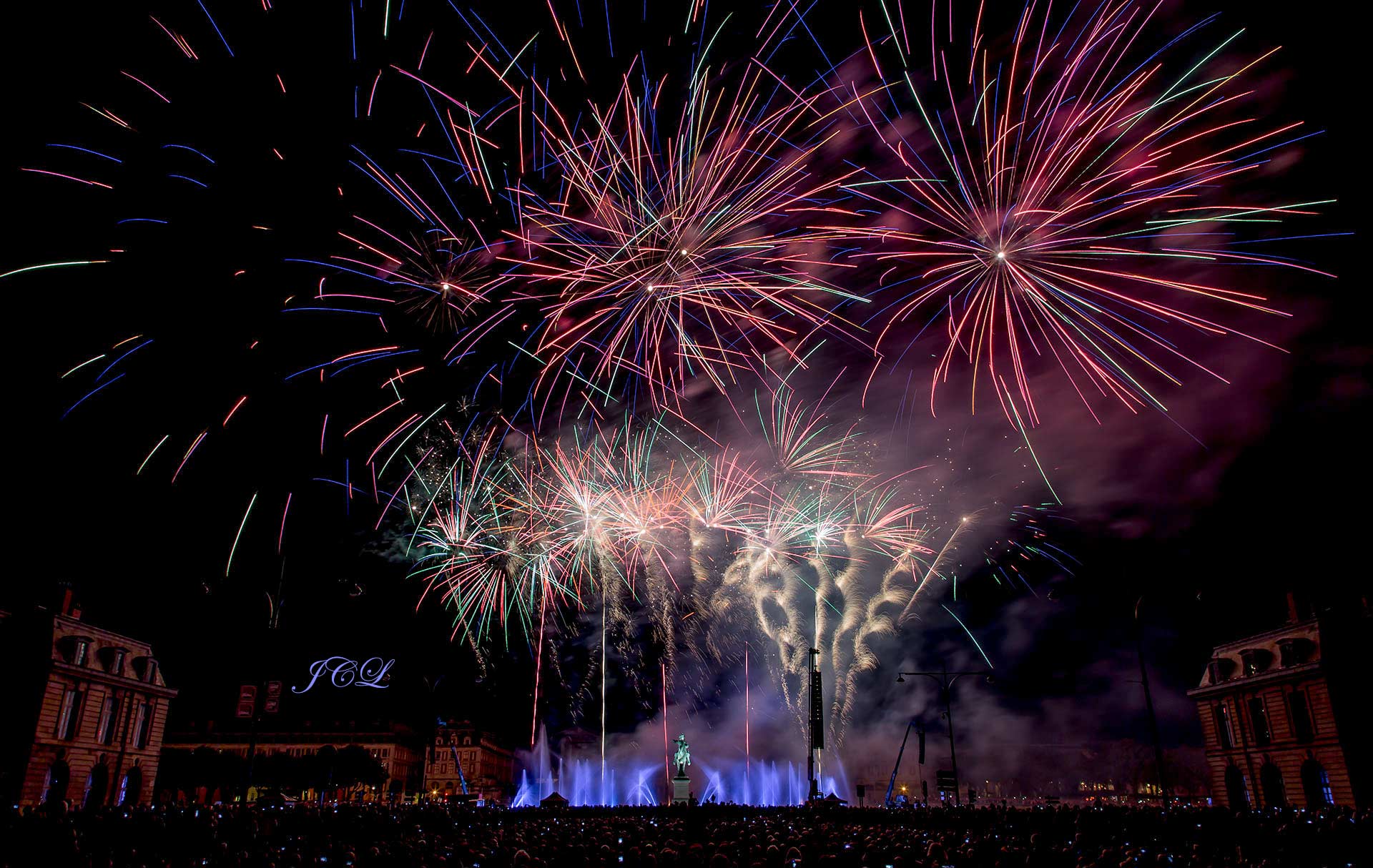 Feu d'artifice de la ville de Versailles tiré de la place d'Armes devant le Chateau au pied de la statue equestre de Louis XIV.