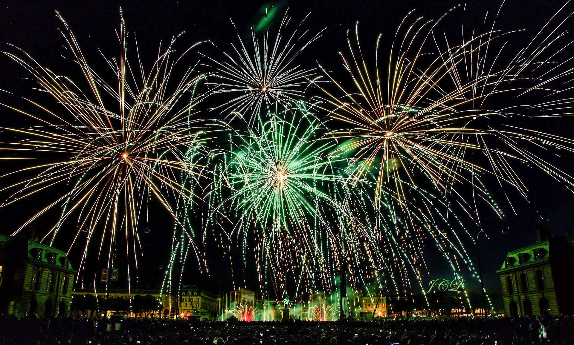 Feu d'artifice de la ville de Versailles tiré de la place d'Armes devant le Chateau au pied de la statue equestre de Louis XIV.