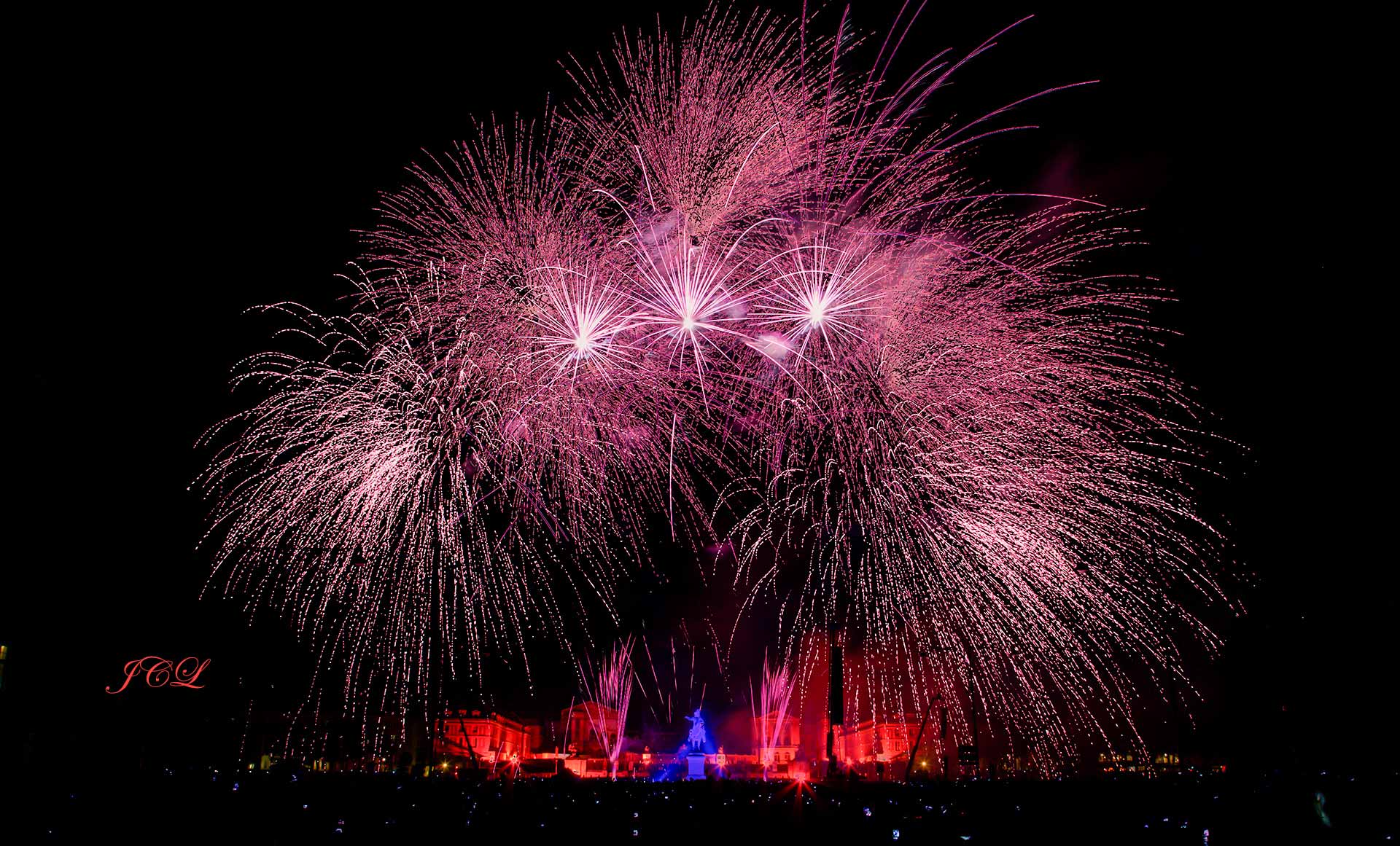 Feu d'artifice de la ville de Versailles tiré de la place d'Armes devant le Chateau au pied de la statue equestre de Louis XIV.