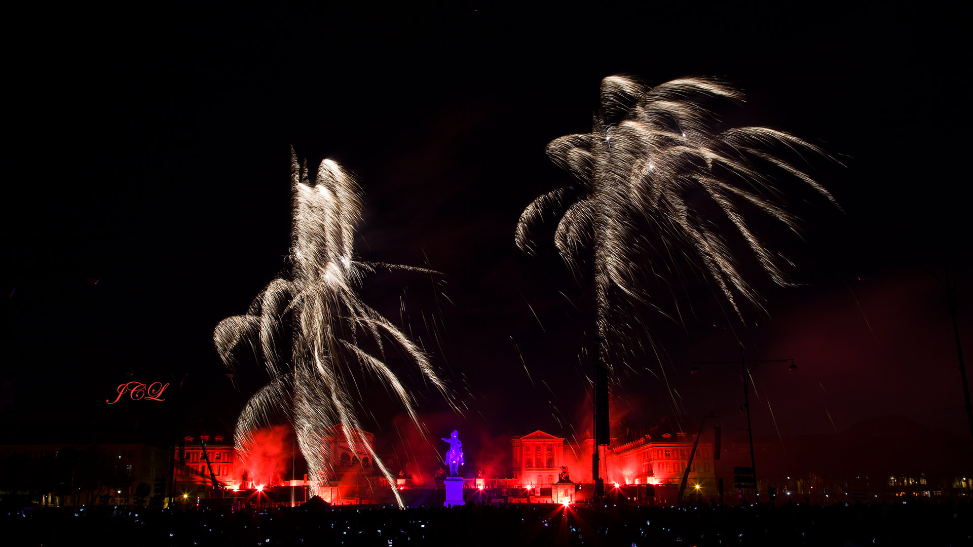 Feu d'artifice de la ville de Versailles tiré de la place d'Armes au pied de la statue equestre de Louis XIV.