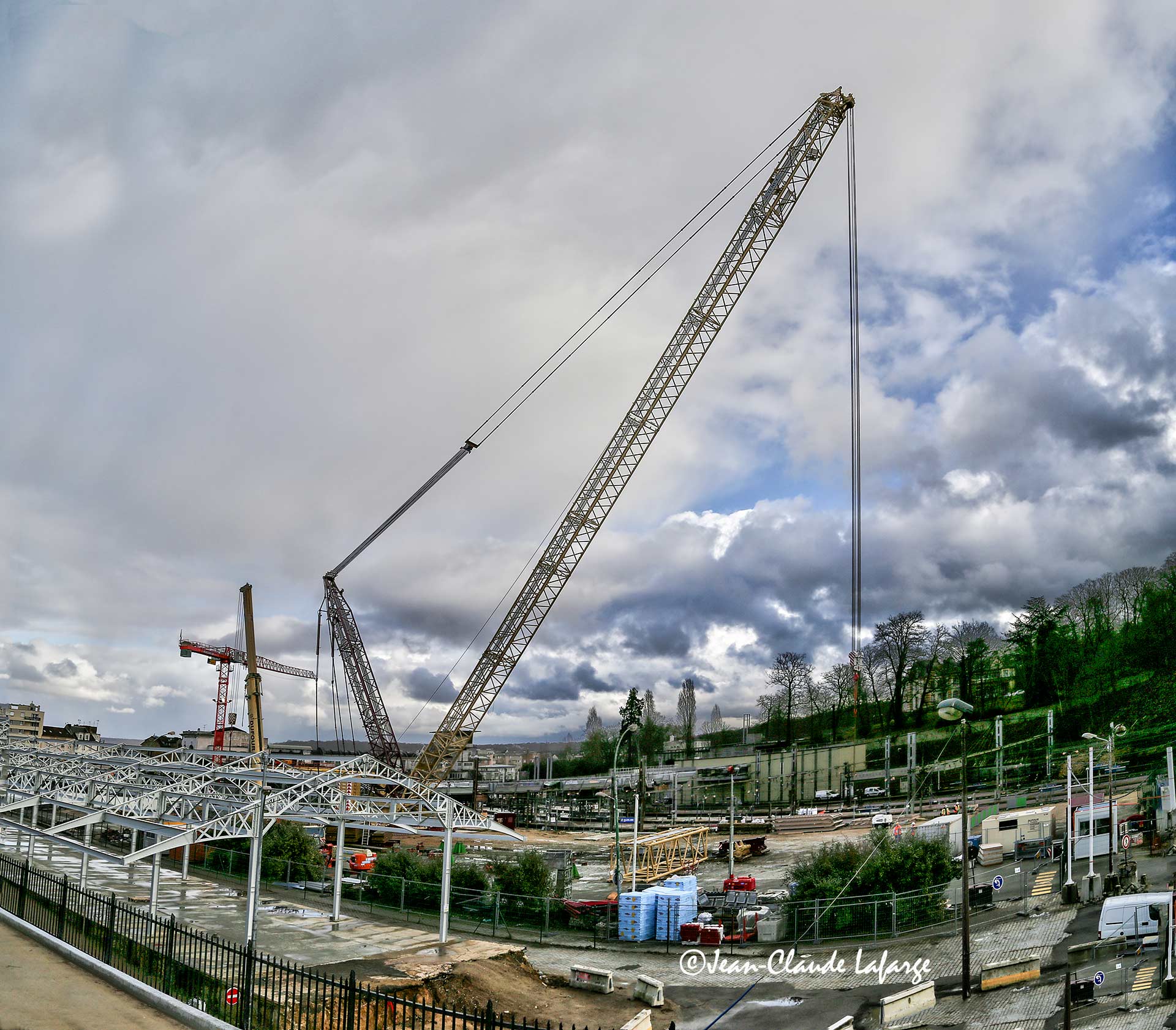 Extension de la gare de Versailles Chantiers. Ce chantier s'appelle "0pération Roi Soleil", les engins utilisés sont gigantesques. 