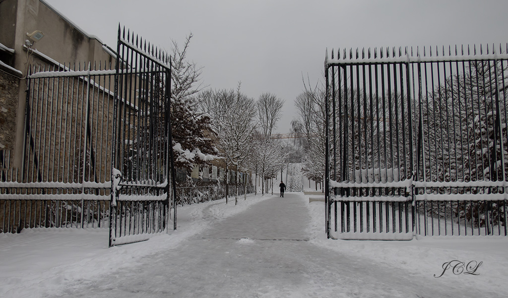 Grille du Jardin des Etangs Gobert de Versailles sous la neige.