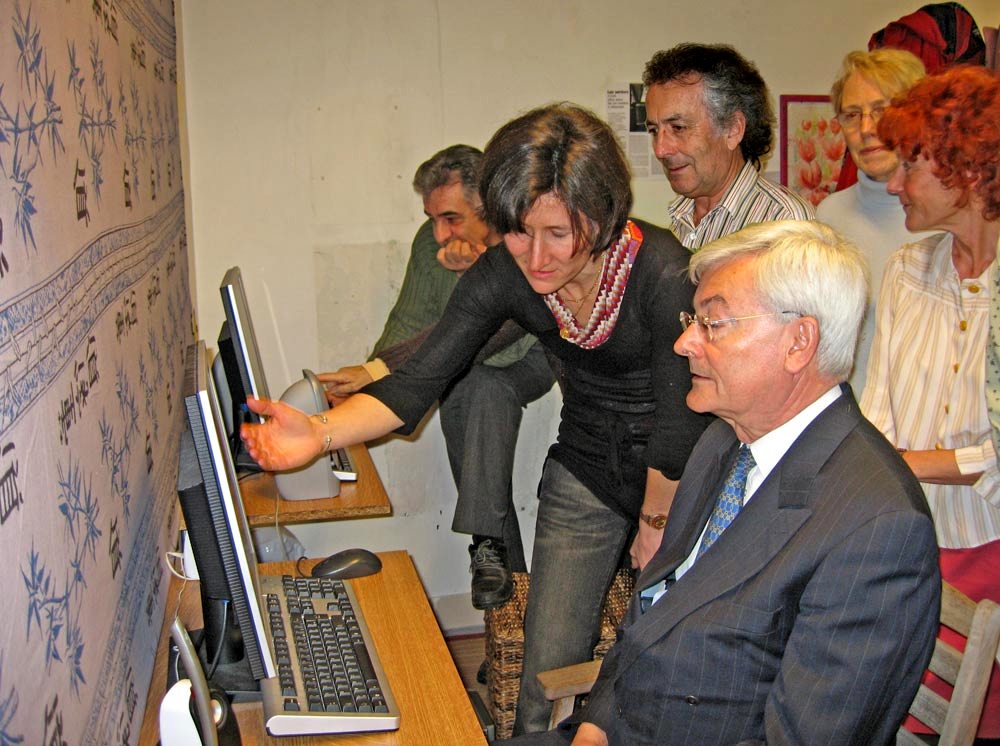 Mr le Maire au piano.
