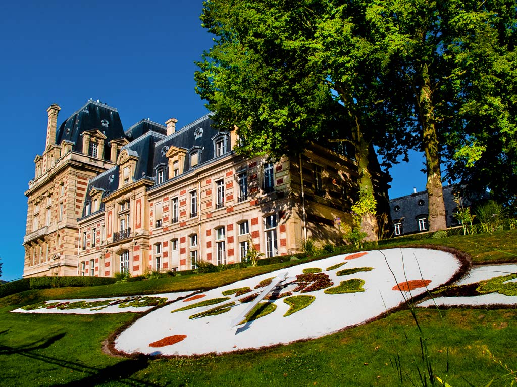 Mairie de Versailles, l'horloge du jardin.