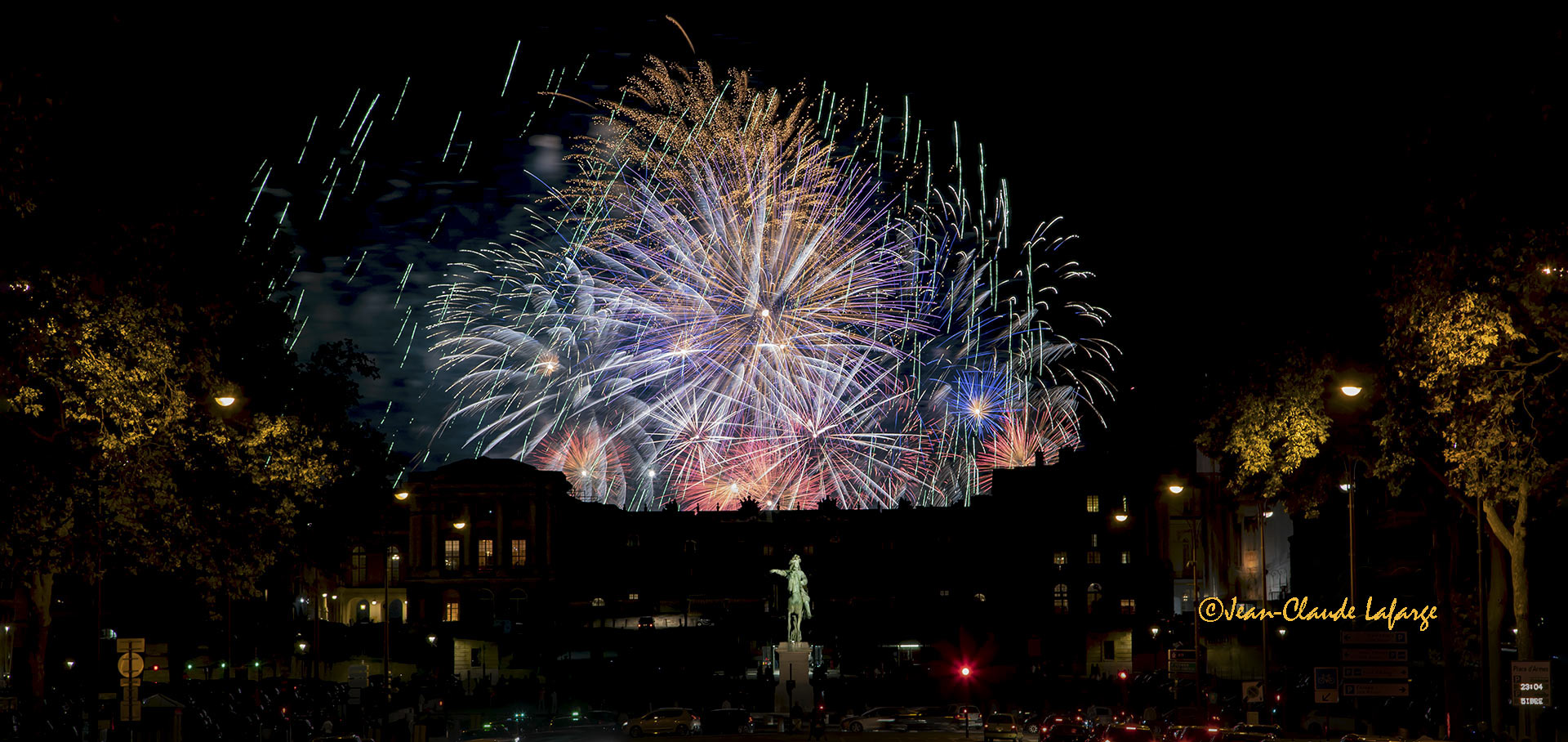 Feu d'artifice tiré du Château de Versailles lors des "Grandes Eaux Nocturnes" Prise de vue à l'intersection de l'avenue de Paris et de l'avenue du Général de Gaulle. C'est le bouquet !! 