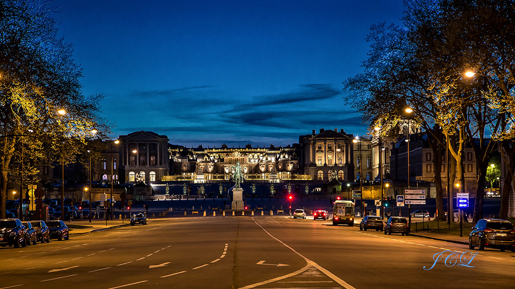  Le Château de Versailles à l'heure bleue vu du carrefour de l'avenue de Paris et de l'avenue de l'Europe.