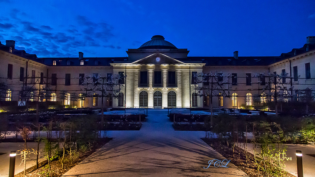 La résidence Richaud de Versailles à l'heure bleue.