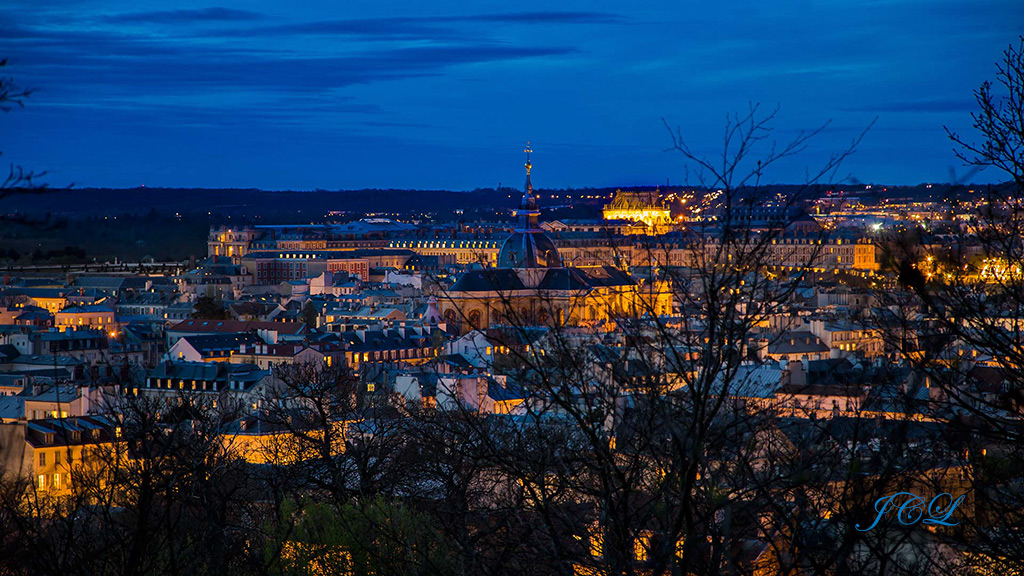 La ville de Versailles vue de la forêt à l'heure bleue.