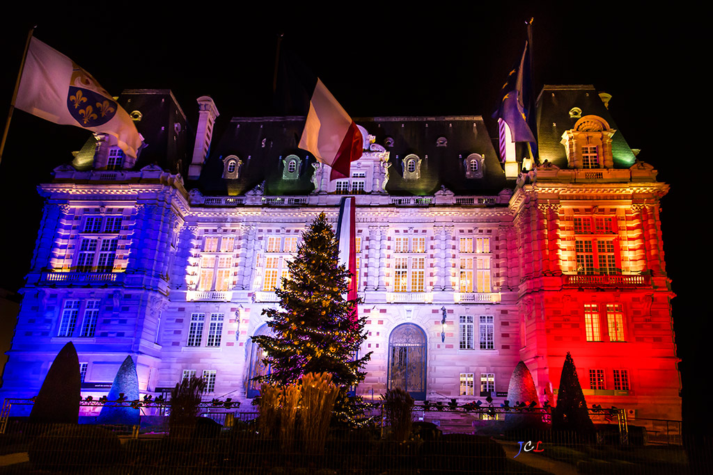 L'Hôtel de ville de Versailles habillé du drapeau tricolore.