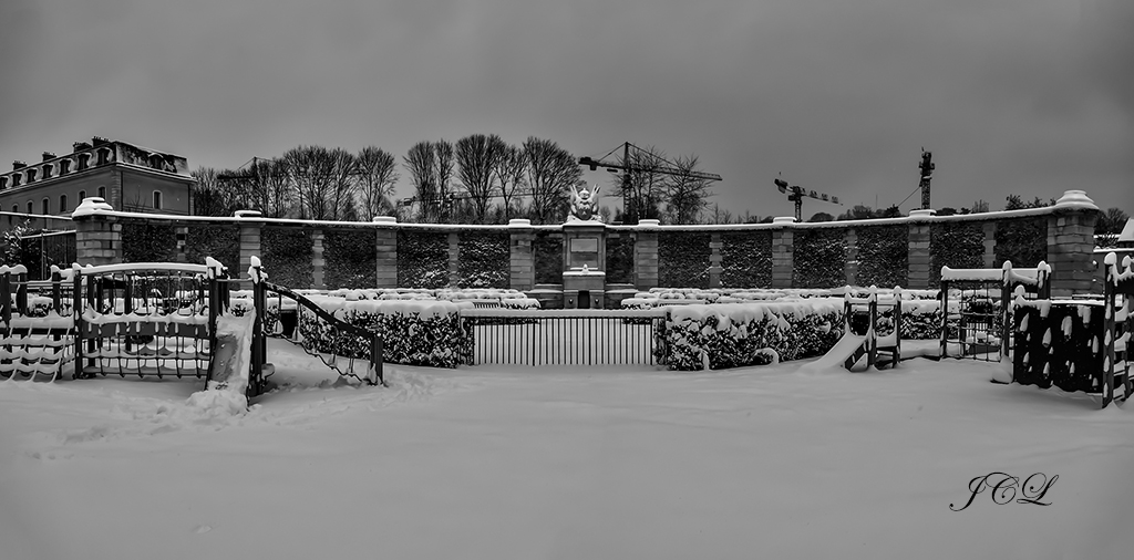 La place des Francine à Versailles enneigée.